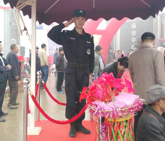 在楊陵居然之家商城開盤典禮執勤