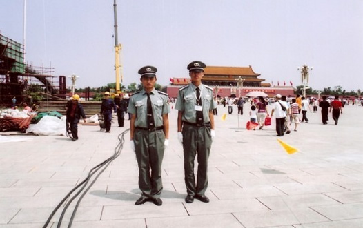  派駐北京天安廣場(chǎng)保安正在執(zhí)勤(圖1)